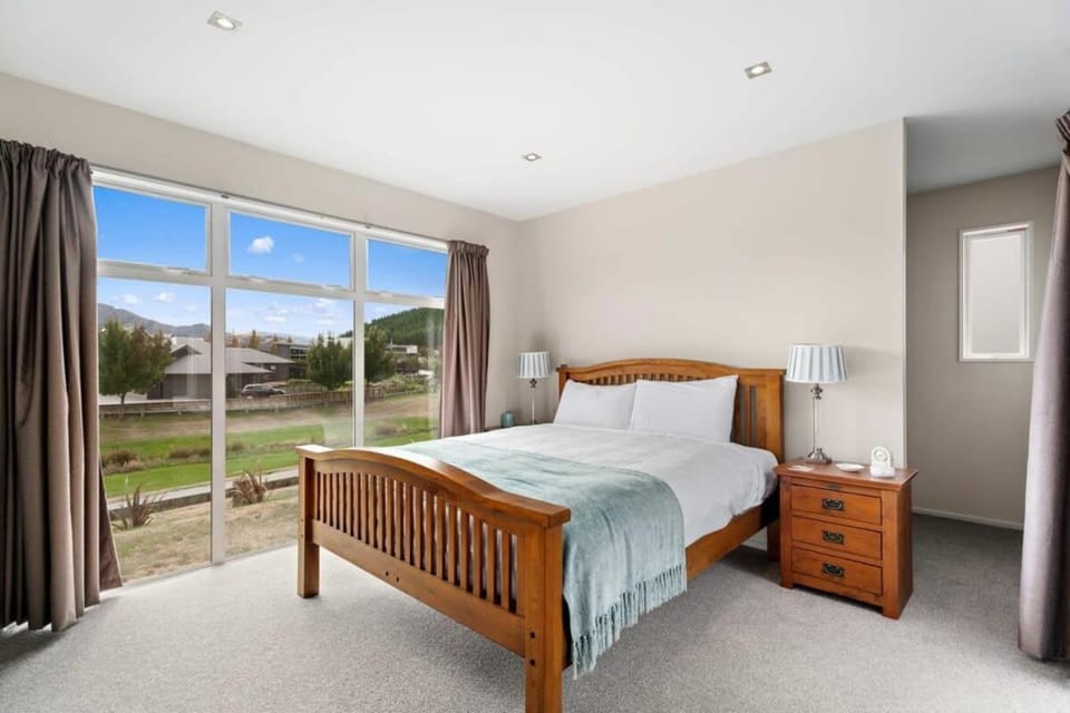 Sunny Dreams House in Wanaka