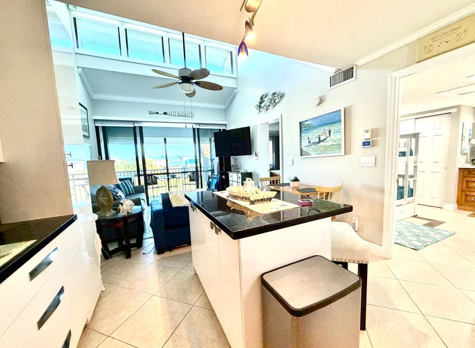 Beachfront paradise Ocean Village Golf Tennis Several heated pools Tiki bar Pickleball insite sports bar and restaurant and much more Apartment in Fort Pierce