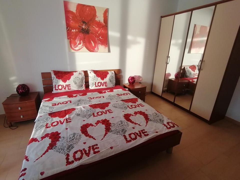 Bed, Photo of the whole room, Bedroom, wardrobe