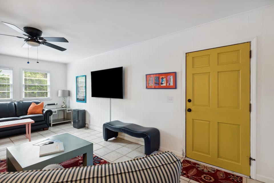 Folly Vacation Great Location, Vintage and Fun 120 Unit A Apartment in Folly Beach