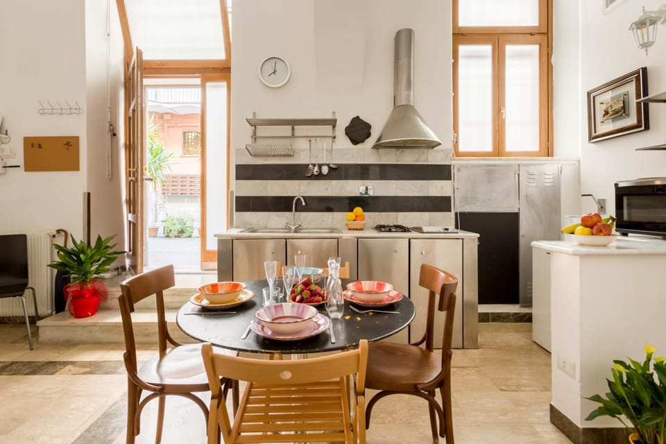 Kitchen or kitchenette, Living room, Food and drinks, Seating area, Dining area, Food, pet friendly, stove