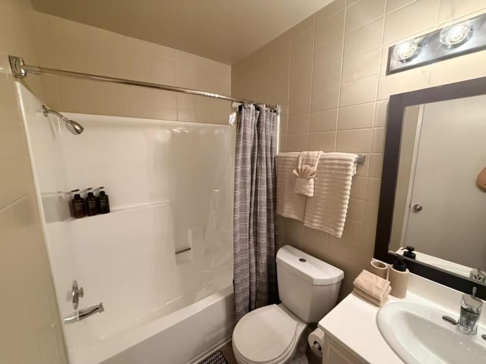 Amazing Universal Studios Loft FREE parking Apartment in Hollywood