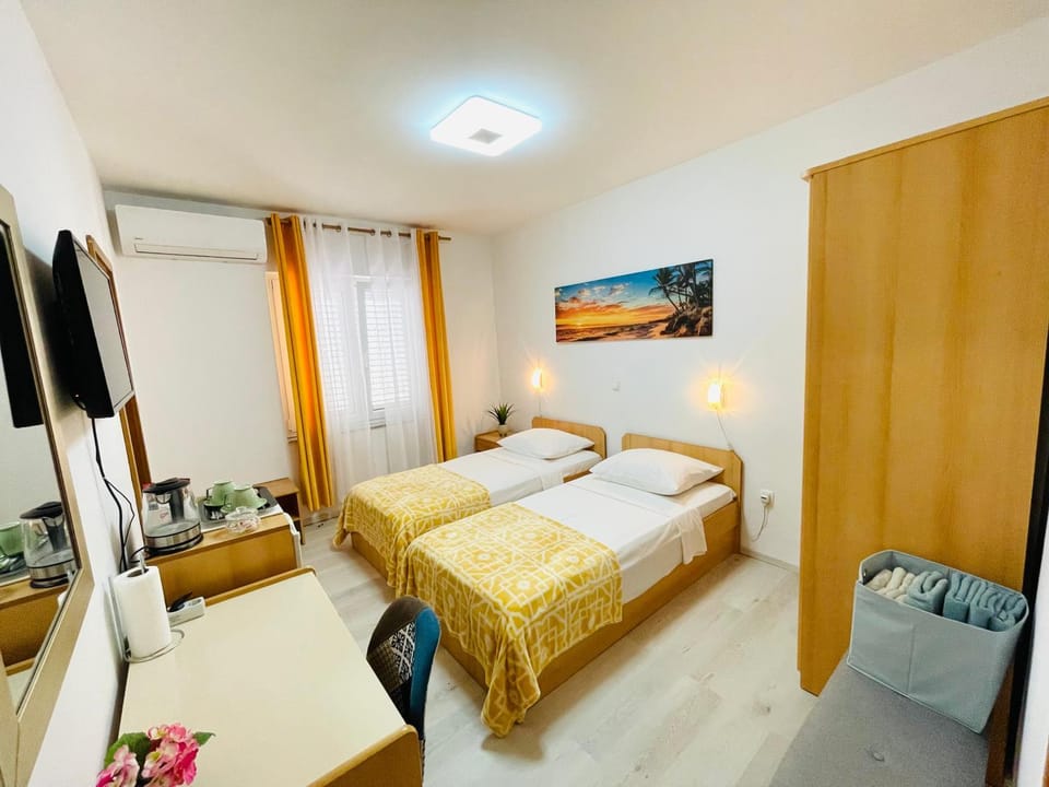 Apartmens and Rooms Madunic V Bed and Breakfast in Split