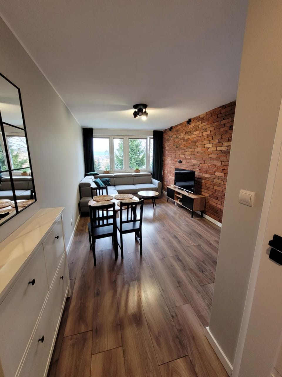 TV and multimedia, Living room, Seating area, Dining area