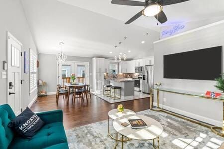 Family Home in Oakwood, 12 Mins to Campus, Patio, Washer Dryer, 2 Bathrooms, Utilities and Internet Included, Great for Students or Families, Charming Oakwood-Lincoln Park Home, 10 Walk to Dining, 24 Hour Hospitality Team House in Knoxville