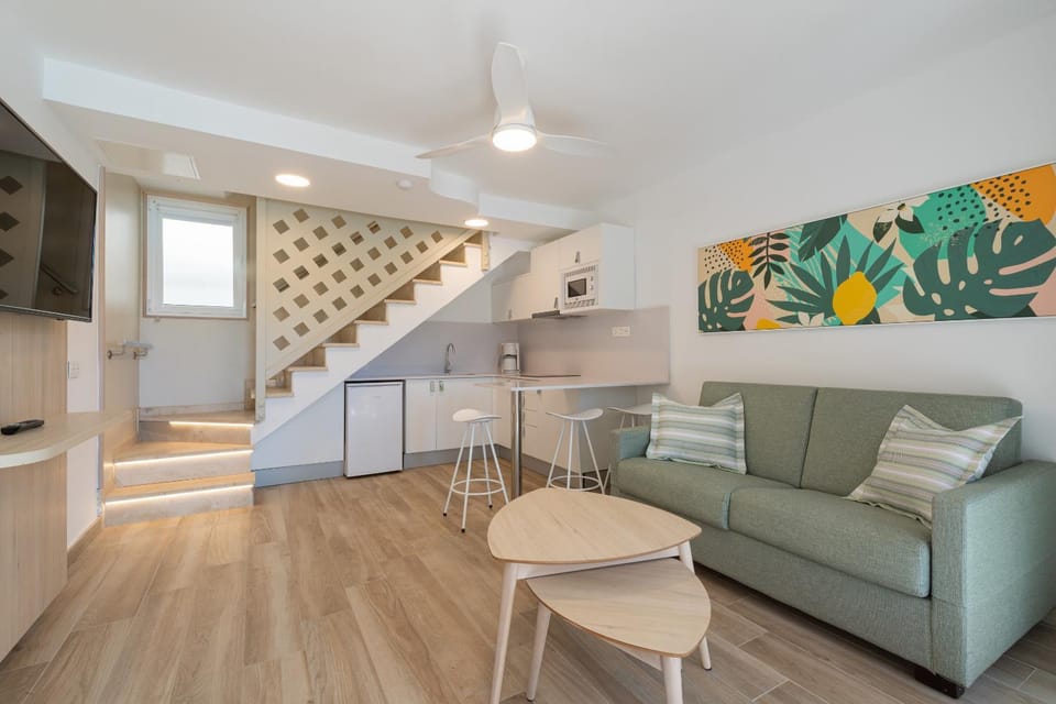 TV and multimedia, Living room, Seating area, minibar, kitchen