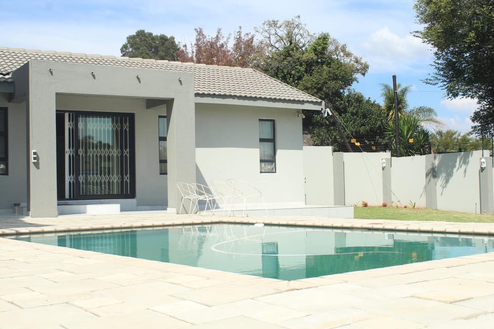Property building, Day, Pool view, Swimming pool