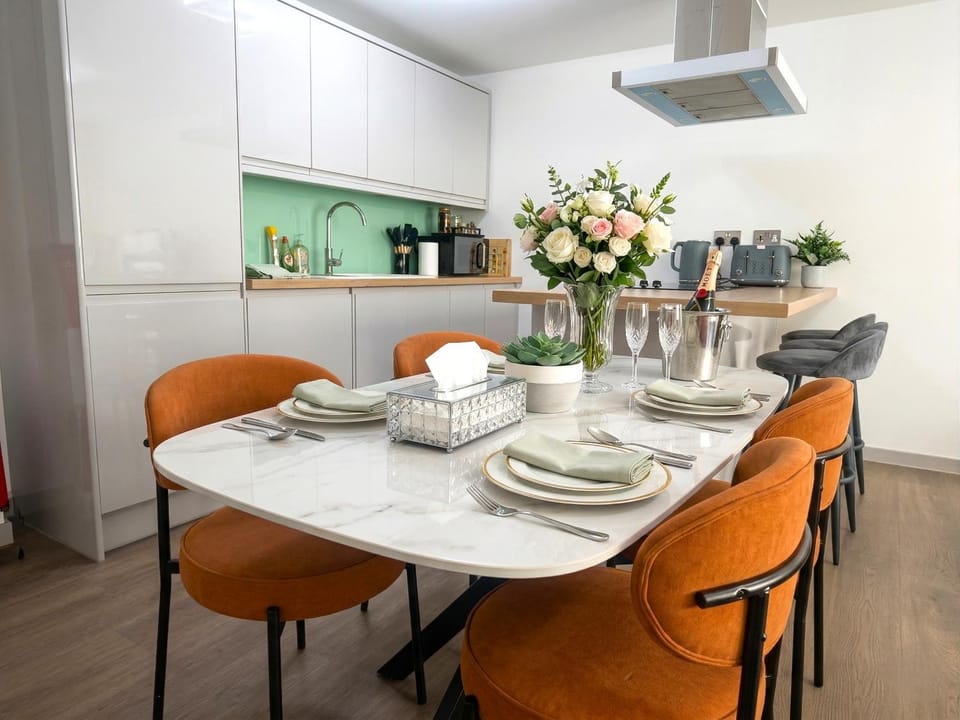 Coffee/tea facilities, Kitchen or kitchenette, Living room, Seating area, Dining area