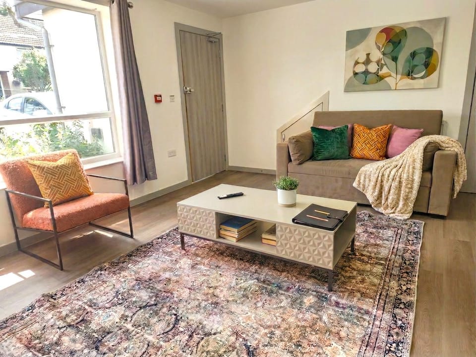 Bed, Living room, Photo of the whole room, Seating area, Bedroom