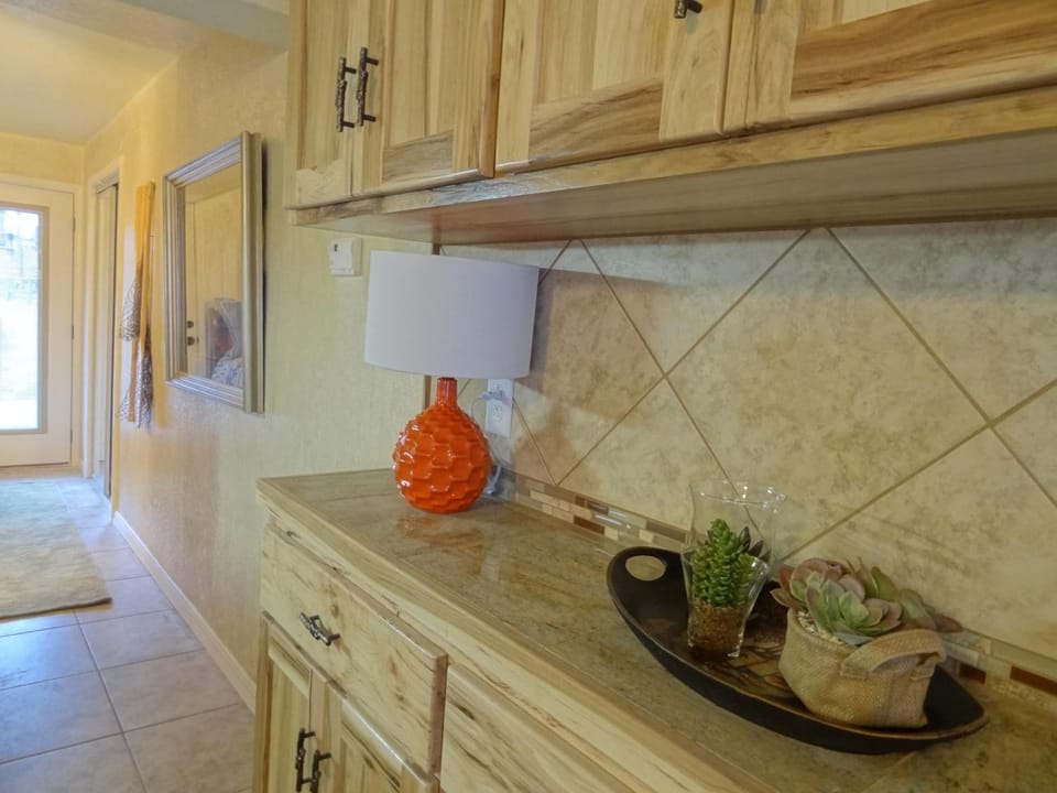 A2 - Poolside King Cabana with full kitchen, king bed, sleeper sofa and pool access Hotel in Lake Ouachita