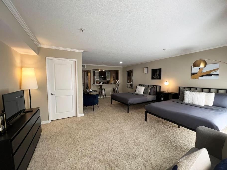 Hollywood Awesome Stay Free parking Apartment in Hollywood