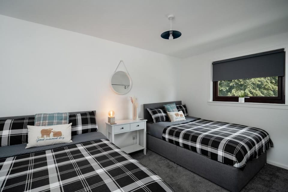 Ness Riverfront Holiday Home - City Centre House in Inverness