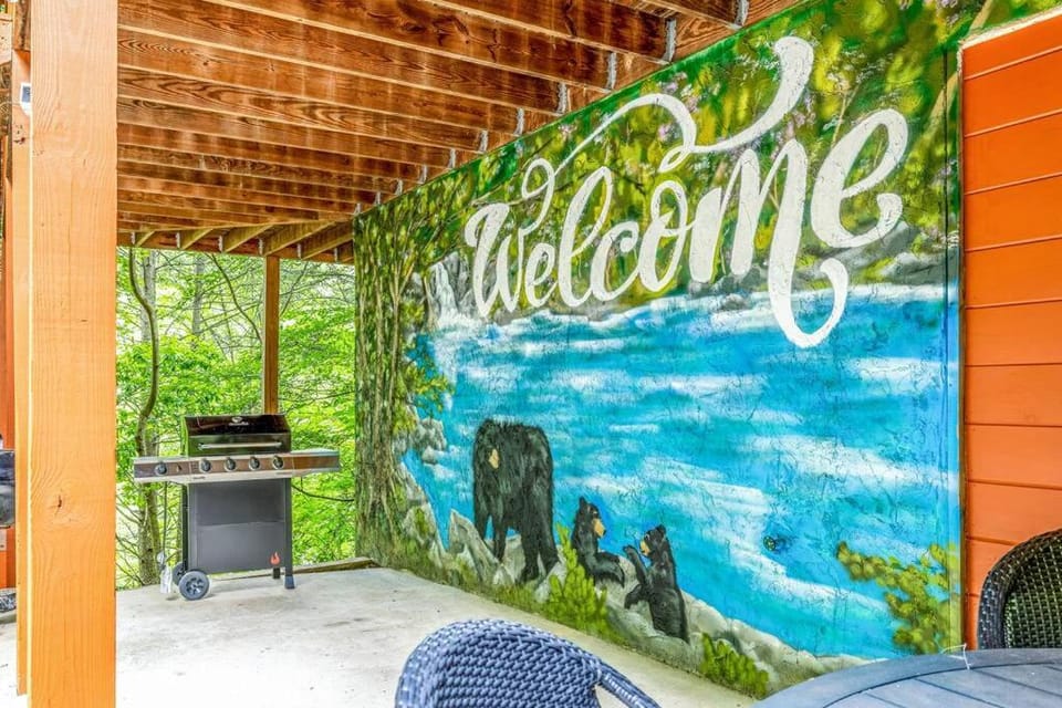 Spacious 7BR Modern Rustic Log Cabin Retreat, Hot Tub, Arcade Room Cabin in Gatlinburg