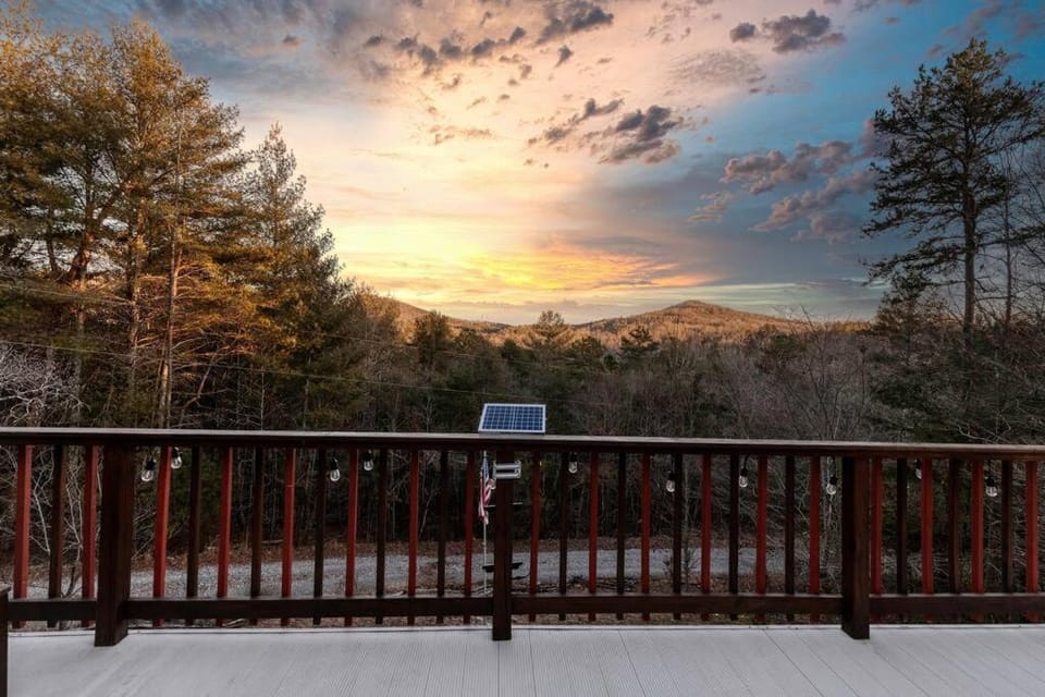 Gorgeous 6BR Cabin w/Spa, Firepit, Arcade& Mountain View Cabin in Georgia