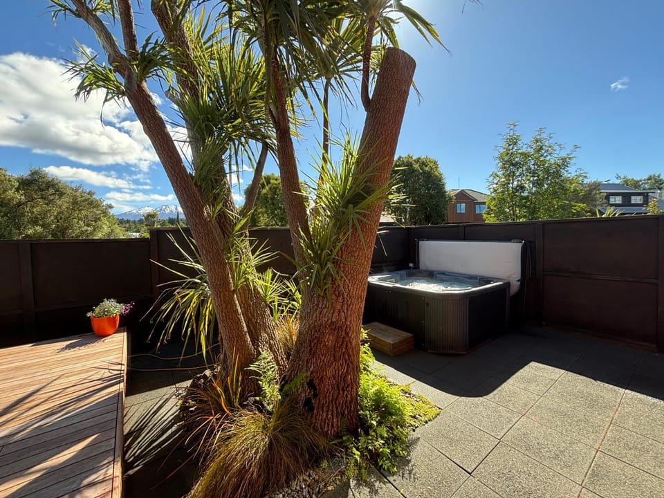 Patio, Hot Tub, Mountain view, Quiet street view, Inner courtyard view