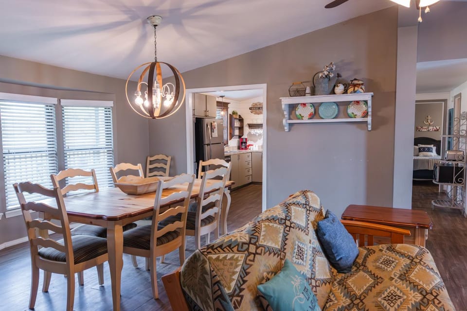 Kitchen or kitchenette, Seating area, Dining area