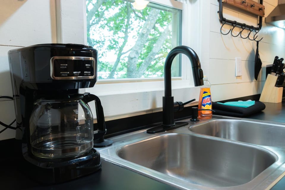 Coffee/tea facilities, Kitchen or kitchenette, dishwasher, stove