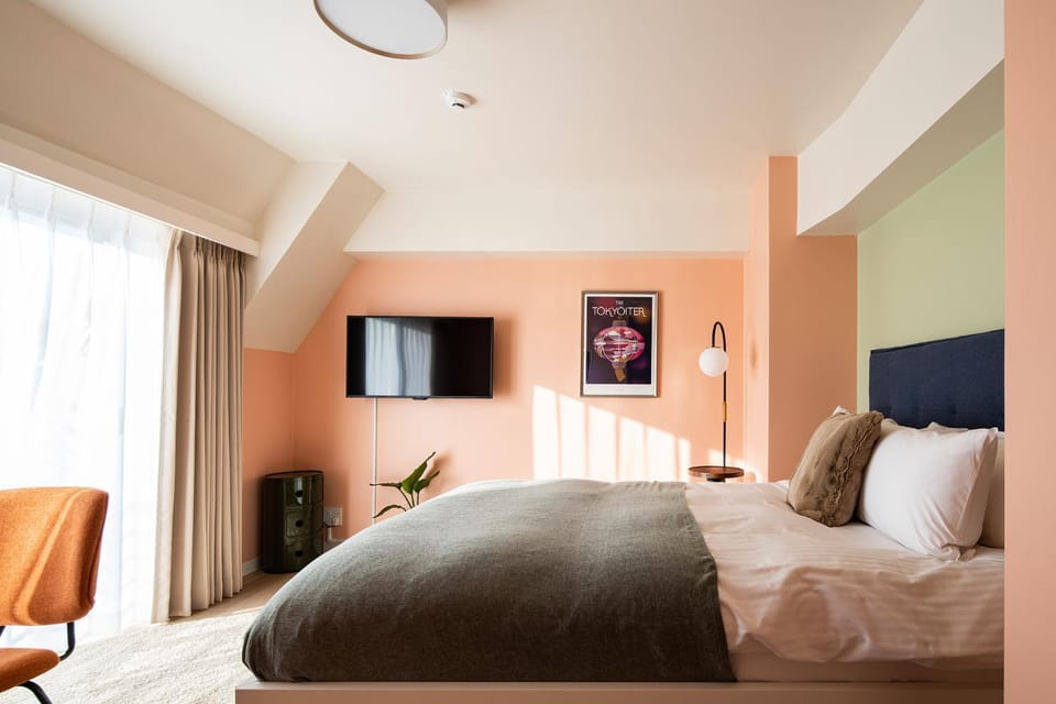Bed, TV and multimedia, Bedroom