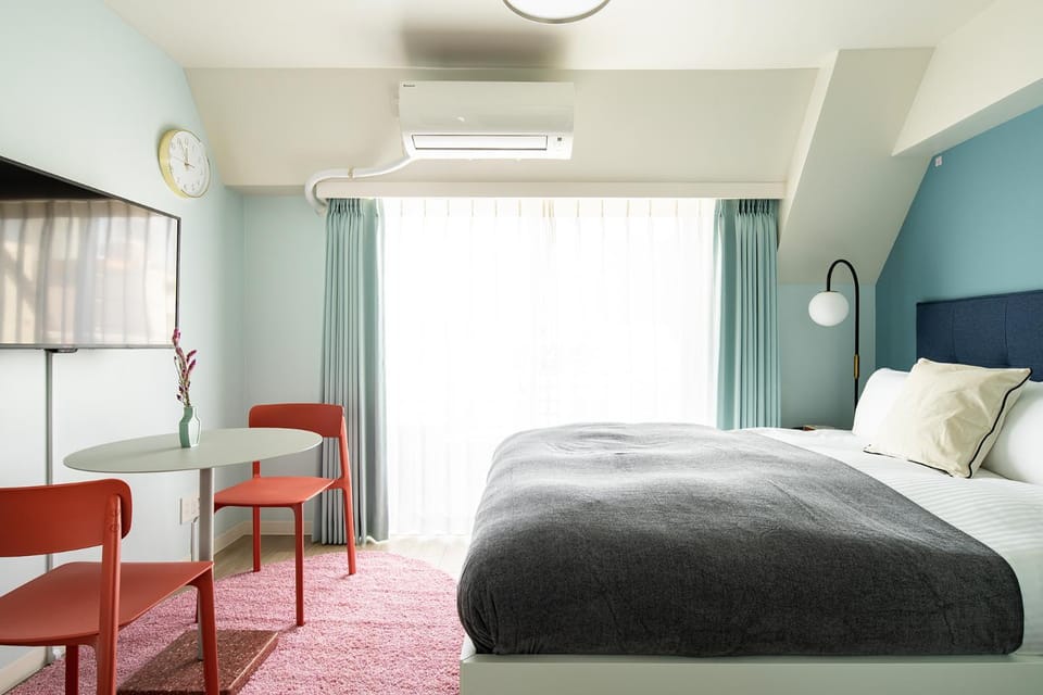 Bed, TV and multimedia, Seating area, Bedroom, air conditioner