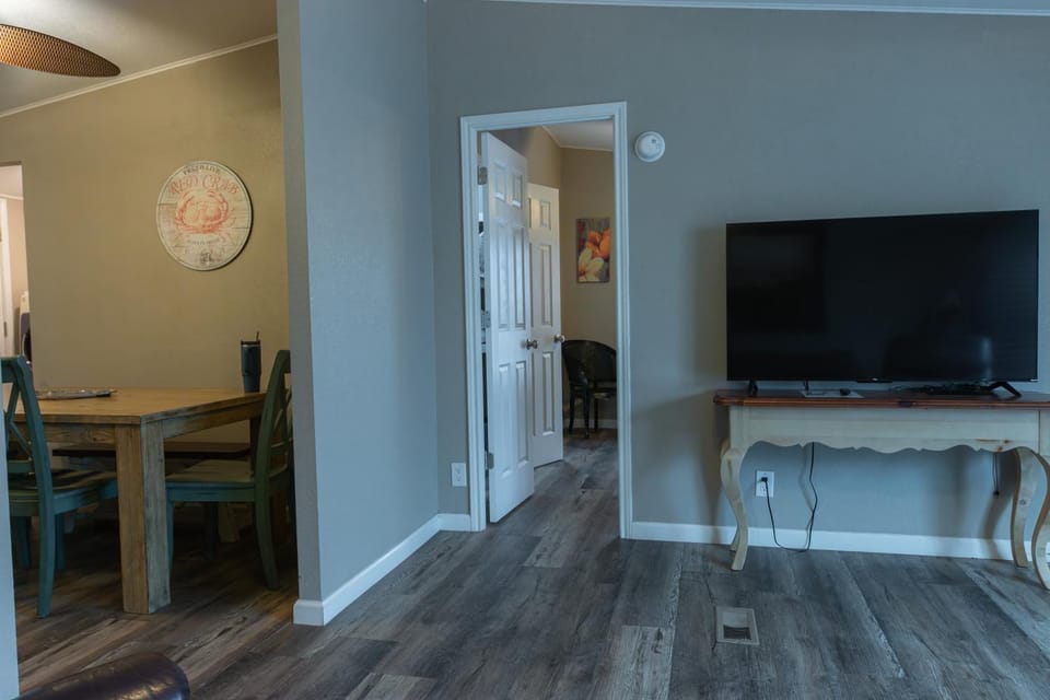 Communal lounge/ TV room, TV and multimedia, Dining area, Evening entertainment