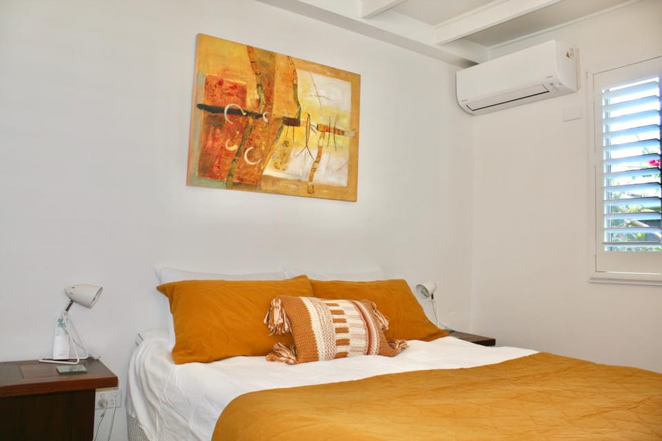 Photo of the whole room, air conditioner