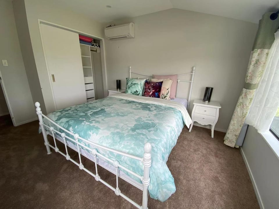 Bed, Photo of the whole room, Bedroom, wardrobe, air conditioner