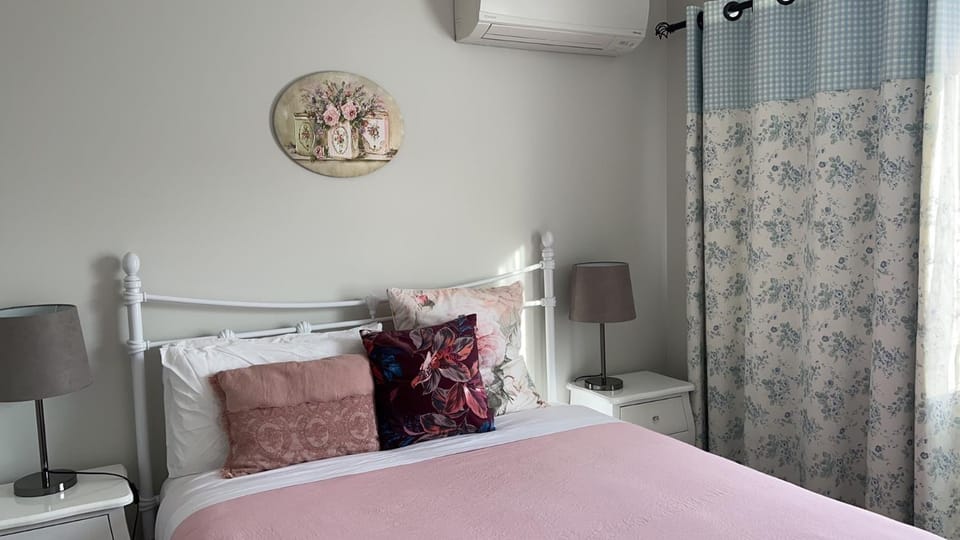 Bed, Bedroom, air conditioner