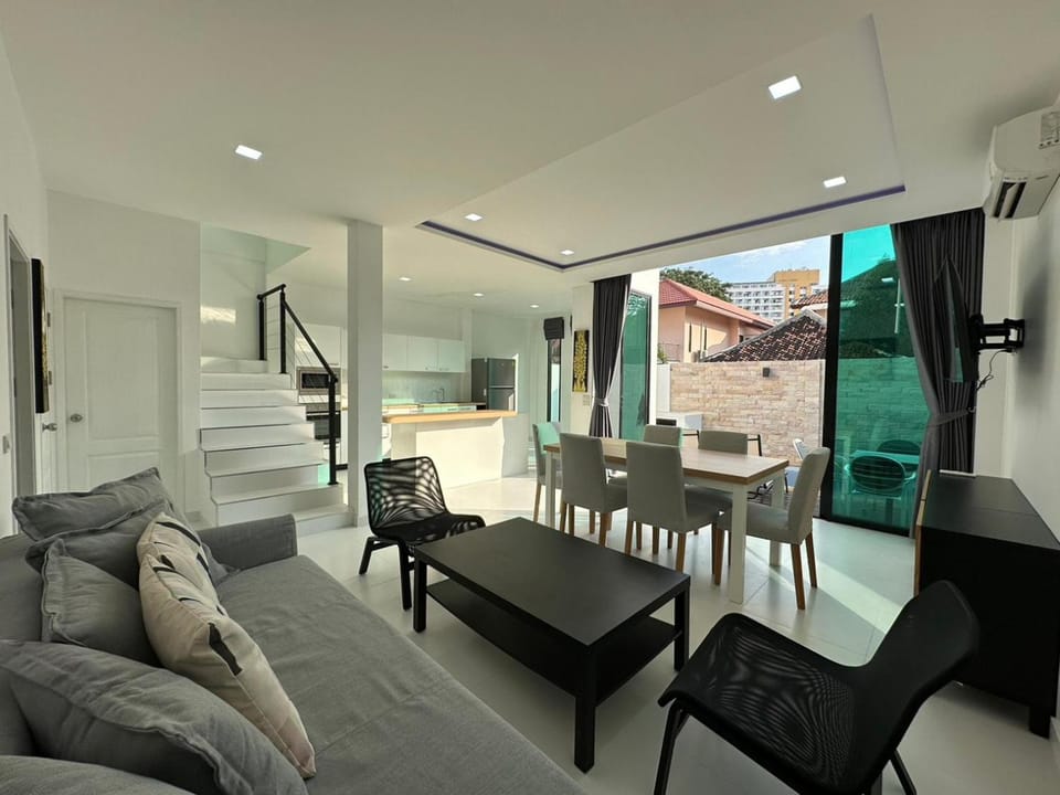 Living room, Photo of the whole room, Dining area