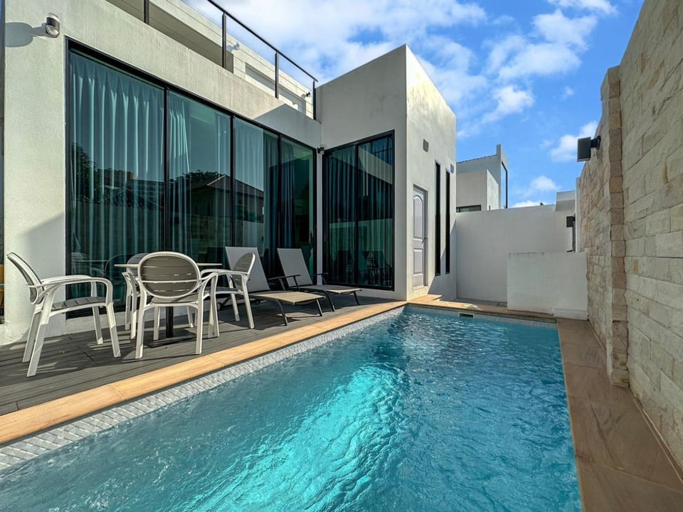 Balcony/Terrace, Swimming pool, sunbed