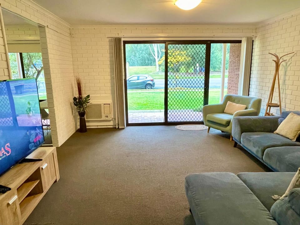 “Riverbank Retreat” Central unit on the river Apartment in North Wagga Wagga