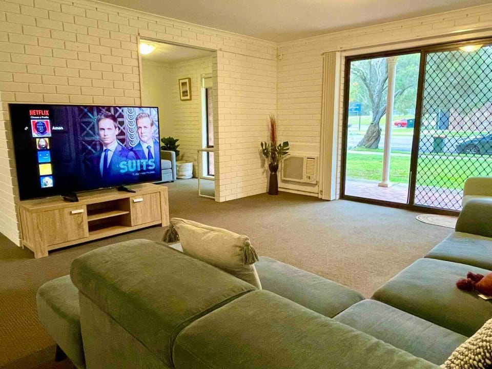 “Riverbank Retreat” Central unit on the river Apartment in North Wagga Wagga