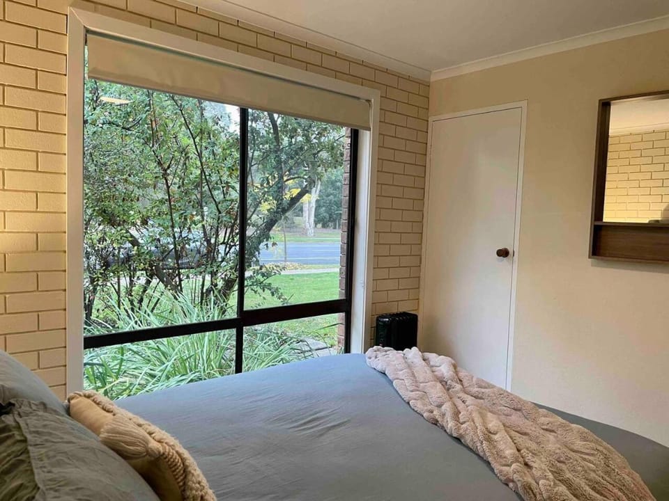“Riverbank Retreat” Central unit on the river Apartment in North Wagga Wagga