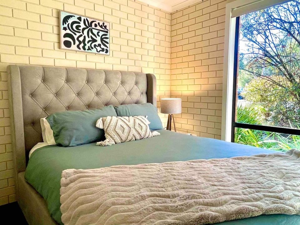“Riverbank Retreat” Central unit on the river Apartment in North Wagga Wagga