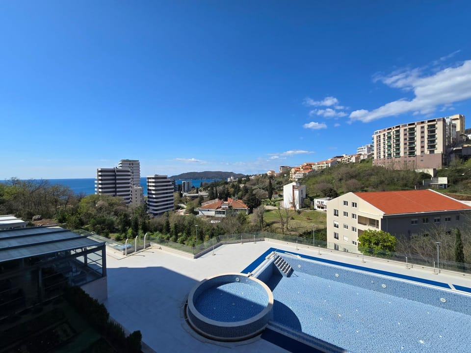 Стильная квартира с видом на море и библиотекой Apartment in Budva Municipality