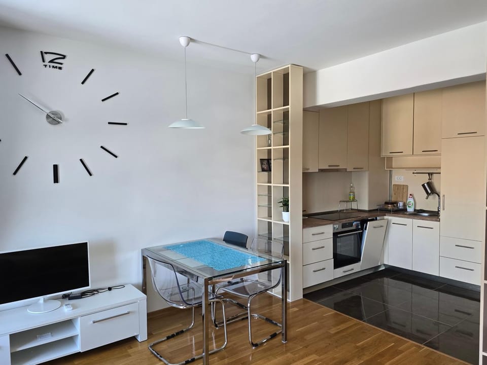 Стильная квартира с видом на море и библиотекой Apartment in Budva Municipality