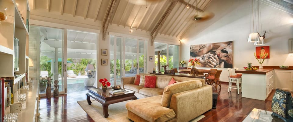 Living room, Seating area, Dining area