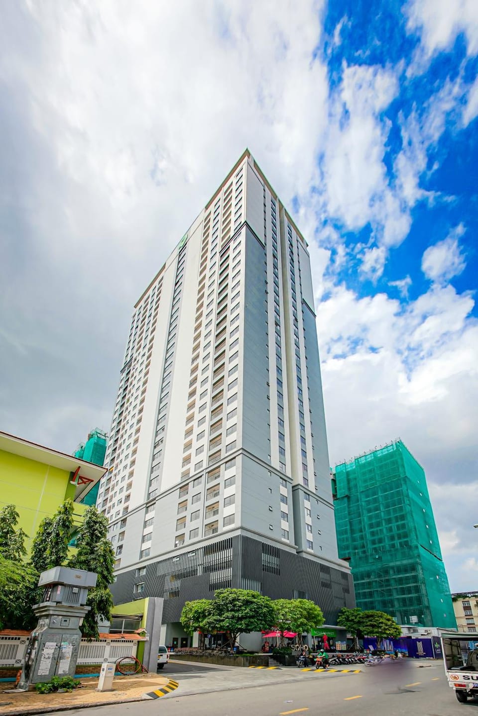 Property building, Day, City view, Location, Parking