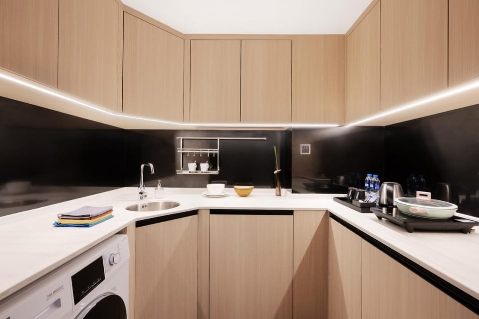 Kitchen or kitchenette, washing machine, dryer