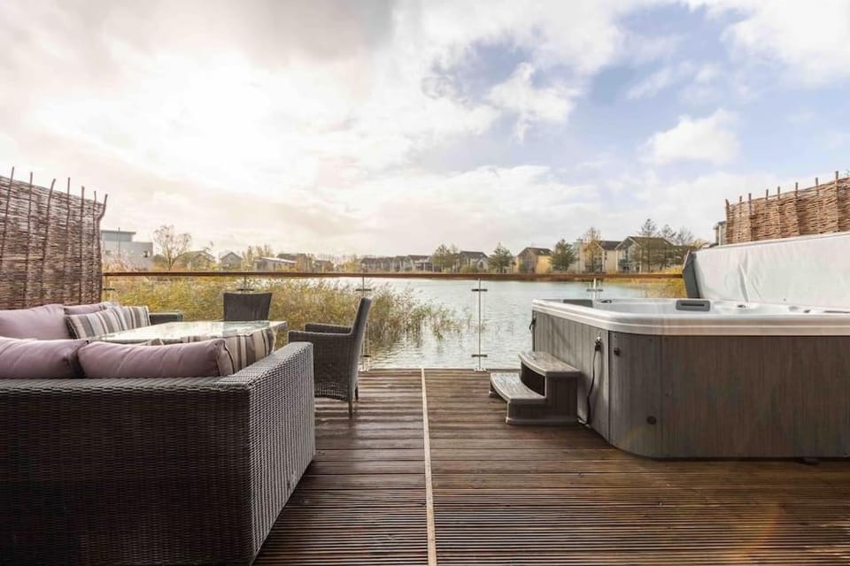 Lakeside Cotswolds Retreat with Private Hot Tub set on Lower Mill Estate House in Cotswold District