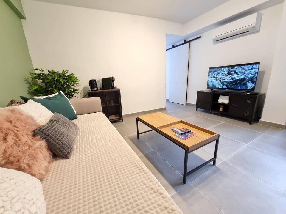 Communal lounge/ TV room, TV and multimedia, Living room, air conditioner