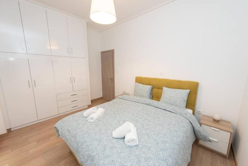Bed, Bedroom, towels, wardrobe