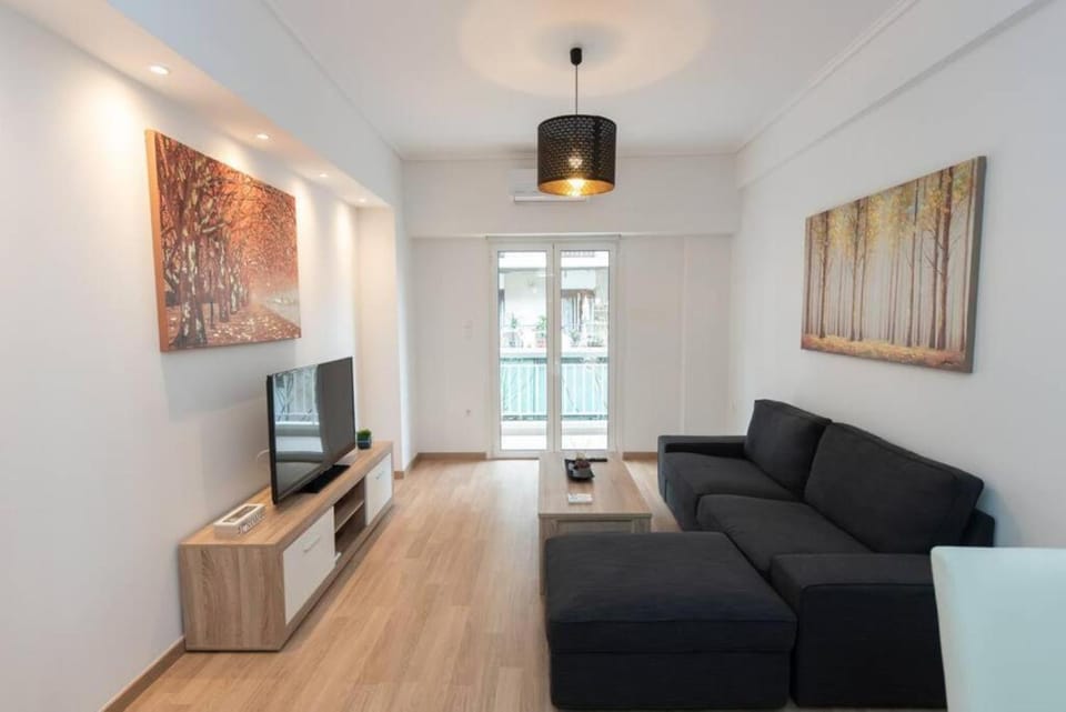 TV and multimedia, Living room, Seating area, Evening entertainment, air conditioner