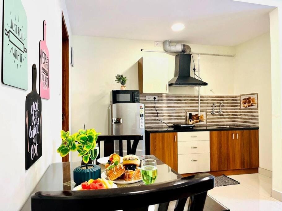 Kitchen or kitchenette, Dining area, minibar