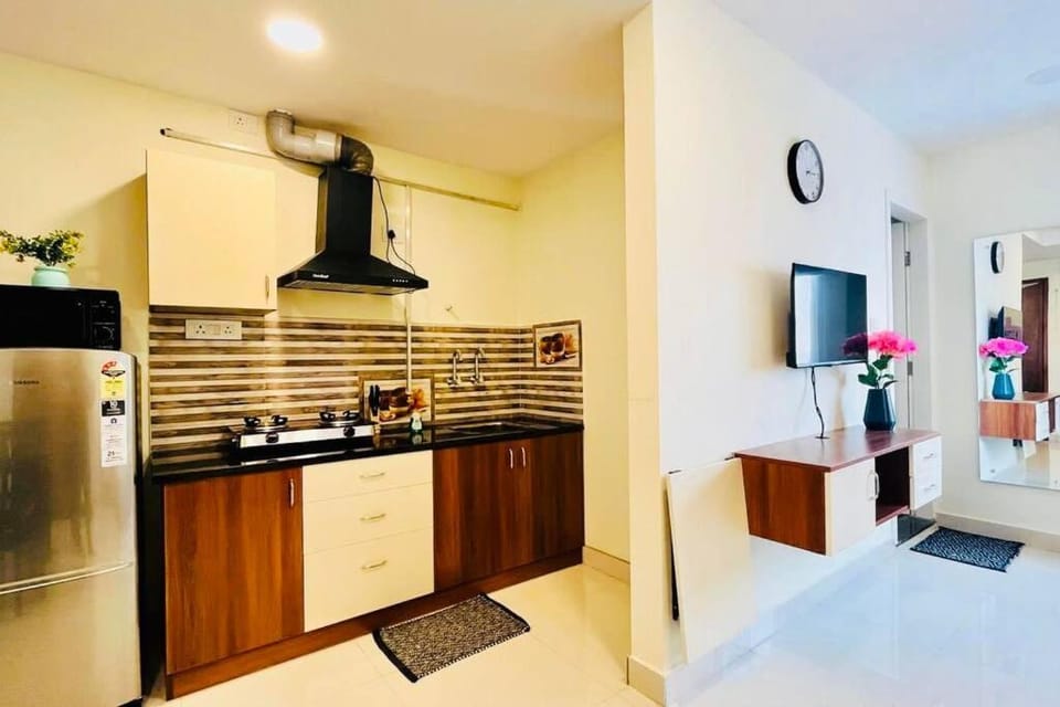Kitchen or kitchenette, minibar