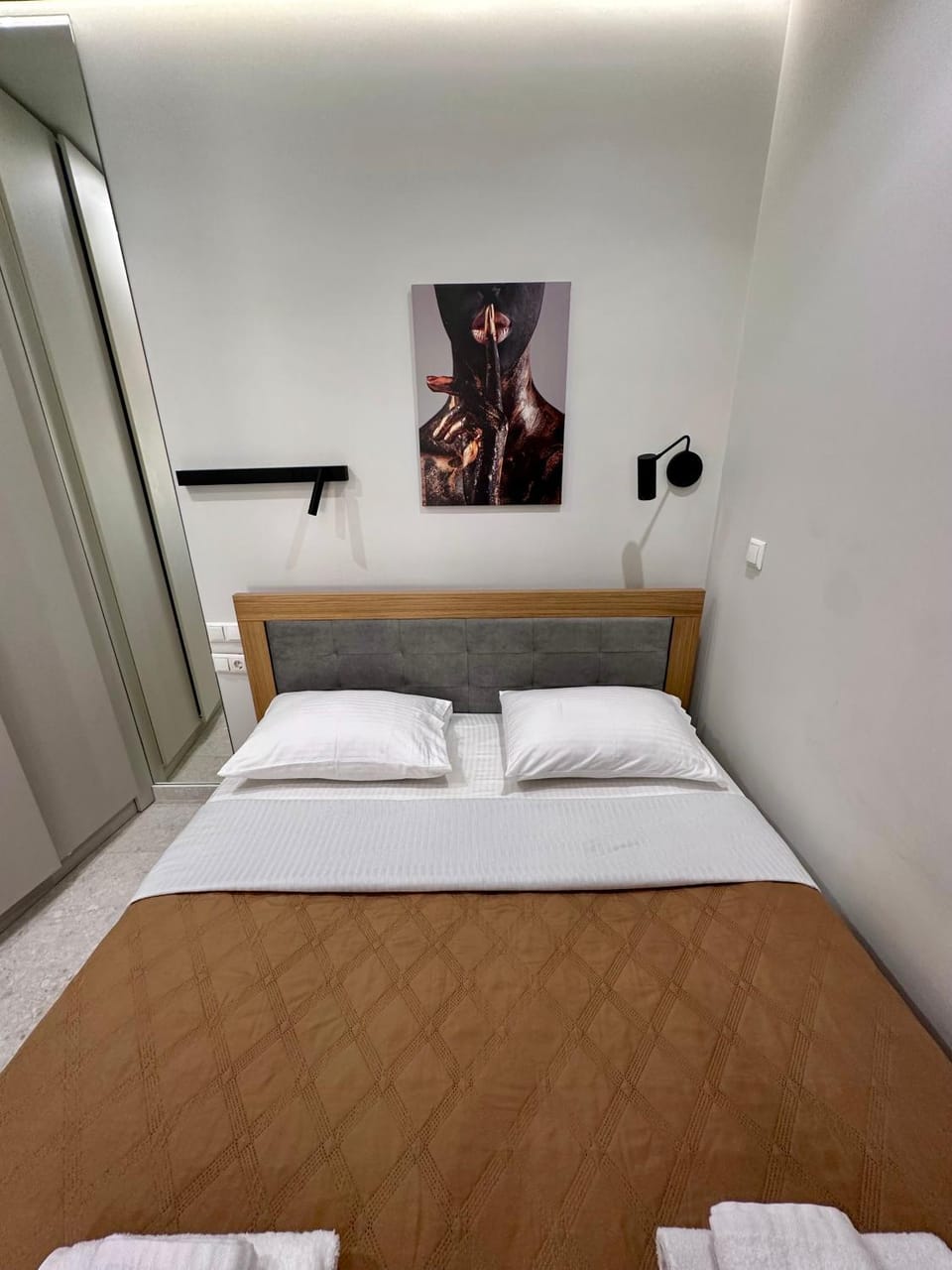 Bed, towels