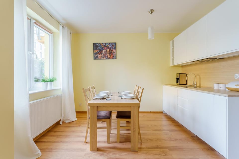 Kitchen or kitchenette, Dining area