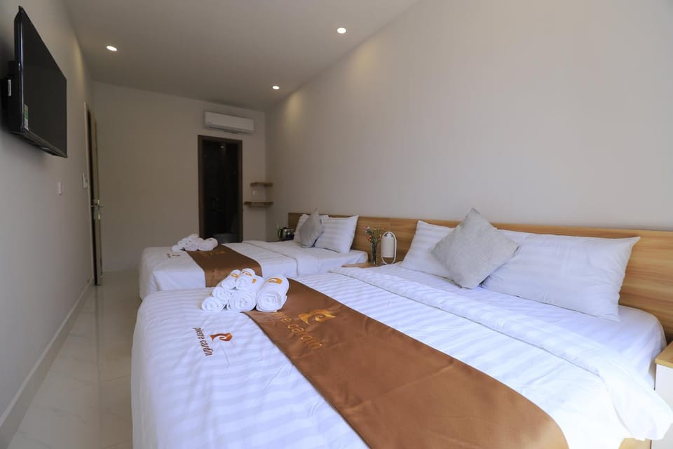 Bed, TV and multimedia, Photo of the whole room, Bedroom, towels