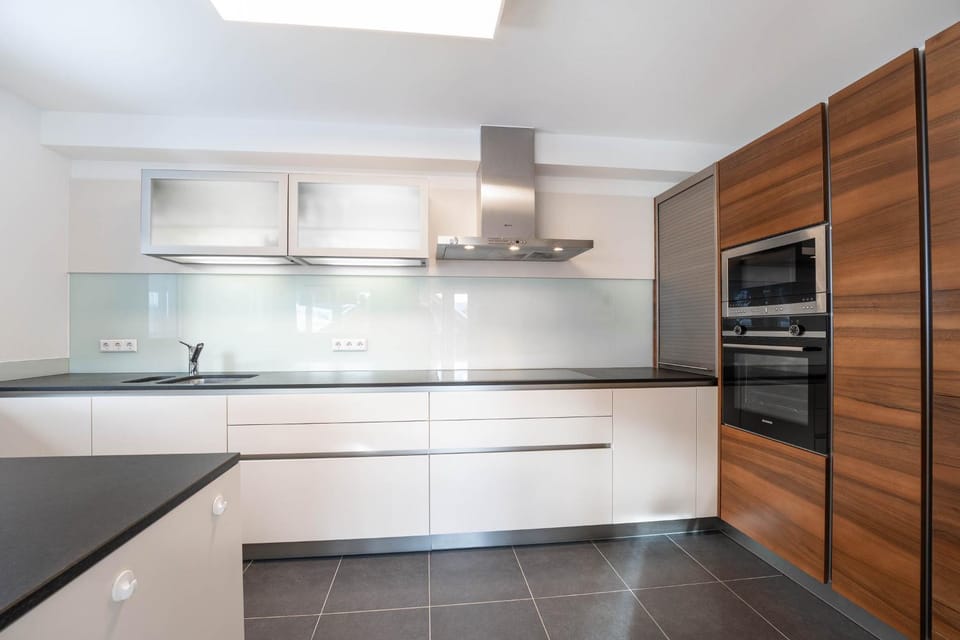 Kitchen or kitchenette, dishwasher, stove