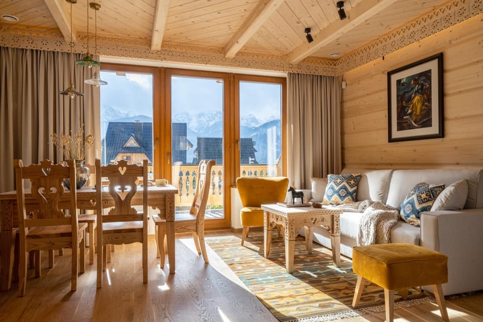 Living room, Seating area, Dining area, Mountain view