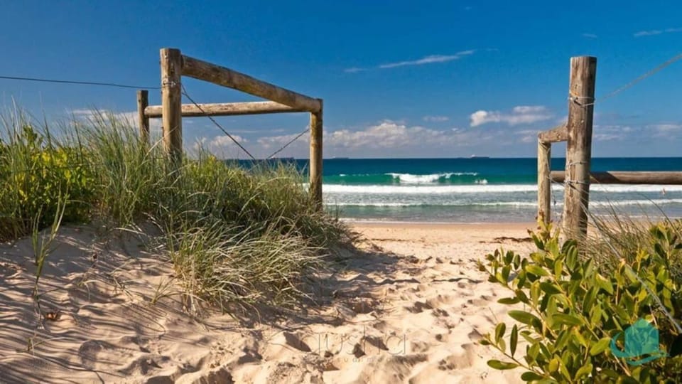 Caves Seascape Villa - Walk to shops + Caves Beach Villa in Swansea